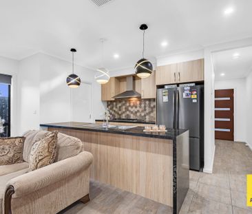 Spacious Bedroom, 2-Bathroom Home with Double Garage for Lease - Photo 5