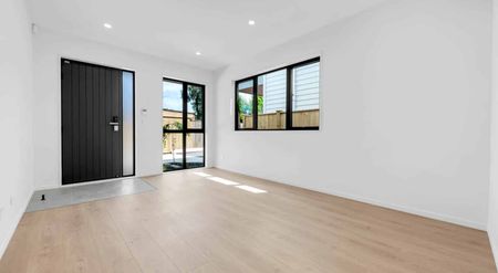 Brand new 5 Bedroom House at Prime Howick Location - Photo 2