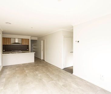 12 Cassata Road, Manor Lakes, Vic 3024 - Photo 3