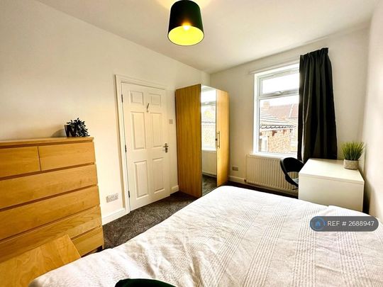 4 bedroom terraced house to rent - Photo 1