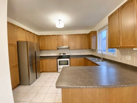 For Lease - 26 Starhill Crescent, Markham, Ontario - Photo 3