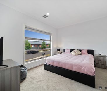 Modern Family Home in Cobblebank - Photo 4