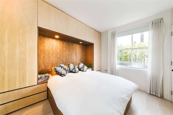 A beautifully kept and maintained two bedroom mews house located on the idyllic Rutland Street in between the luxurious Knightsbridge amenities and the iconic Hyde Park. - Photo 1