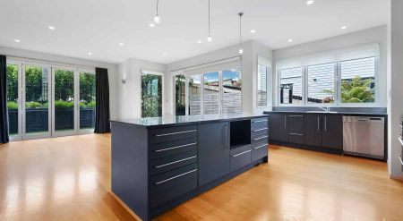 Spacious Family Home in Sought-After Glendowie - Photo 4