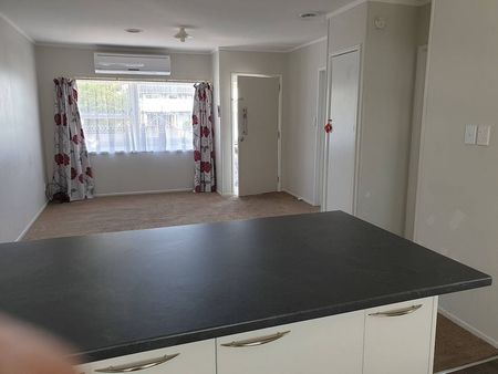 Quiet back, 2 Brm flat with own garage. - Photo 4