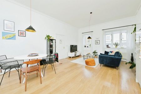 High street - Photo 5