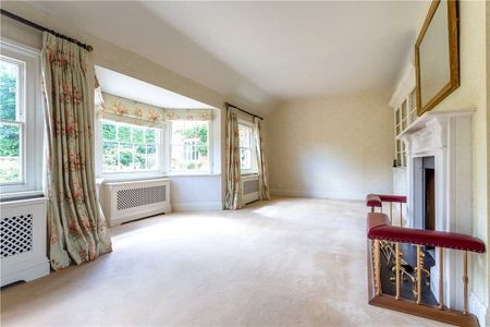 An impressive and well presented family house situated in a popular hamlet surrounded by glorious countryside. - Photo 3