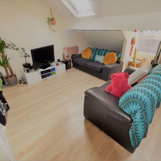 2 bedroom Flat in Otley Road, Leeds - Photo 1