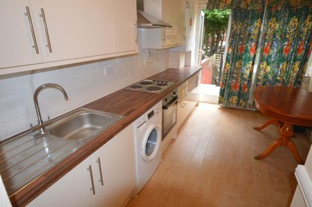 3 bedroom flat to rent - Photo 4