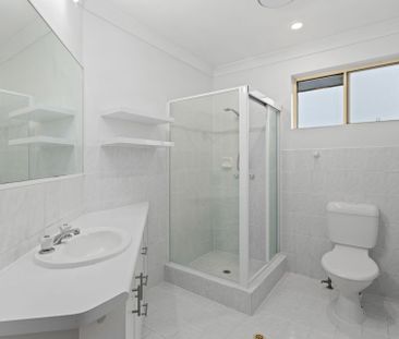 Spacious Two Bedroom Apartment with Balcony in Prime Location - Photo 6