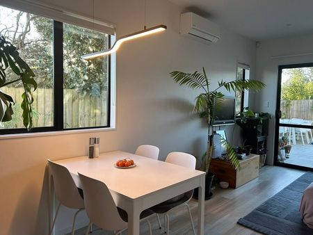 Modern 2 Bed Townhouse in Henderson - Photo 2