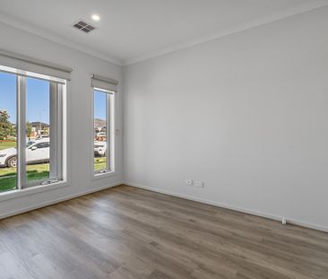 4 Charming Loop, Officer VIC 3809 - House For Rent | Domain - Photo 2