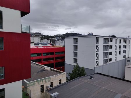 Sunny studio with balcony - Photo 4