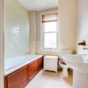 3 bedroom flat in London - Photo 3