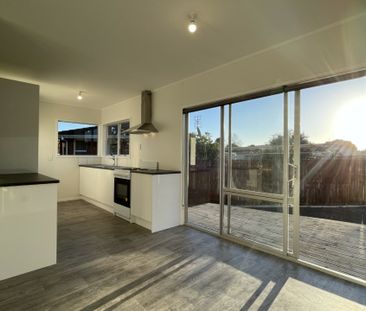 3 BEDROOM - FULLY RENOVATED - GARAGE - Photo 5