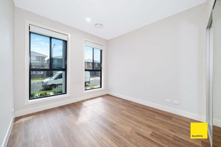 Beautiful & Spacious House Close to Amenities - Photo 2