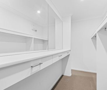 Stately Elegance Meets Modern Comfort in Spring Farm - Photo 4