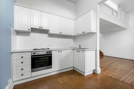 Split Level Apartment in a Grand Mansion Block - Photo 3