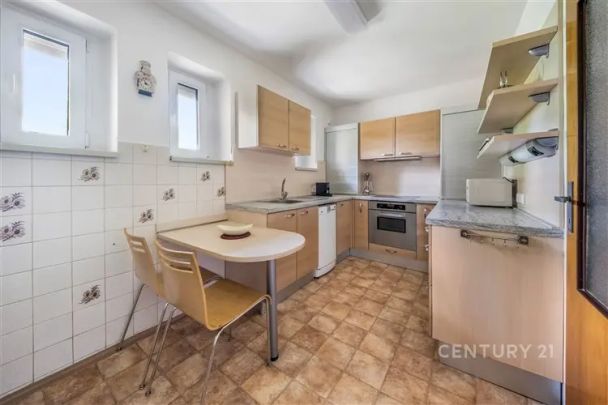 Nabídka pronájmu prostorného bytu 4+1 s terasou a zahradou, Pod urnovým hájem 45, Praha-Zbraslav, ideální pro rodiny, výhled na panorama - Fotografie 1