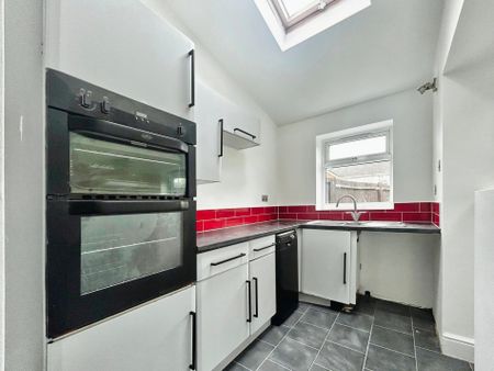 3 bed end of terrace house to rent in Meadfield Road, Langley, SL3 - Photo 5