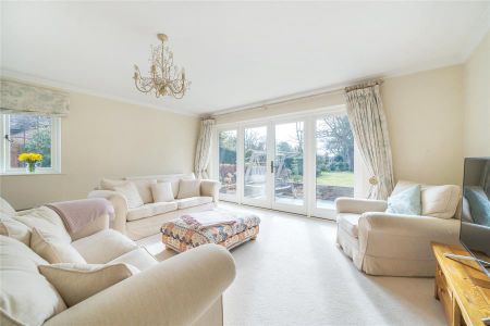 Knowl Hill, Woking - 4 bedrooms Property for lettings - Seymours - Photo 4