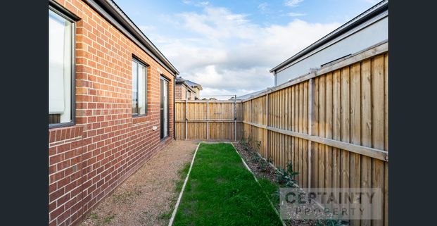 Modern 4-Bedroom House in Charlemont: Your Perfect Rental Home - Photo 1