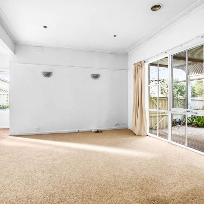 CUTE & COSY 3 BEDROOM HOME IN FAMILY FRIENDLY LOCATION - Photo 1