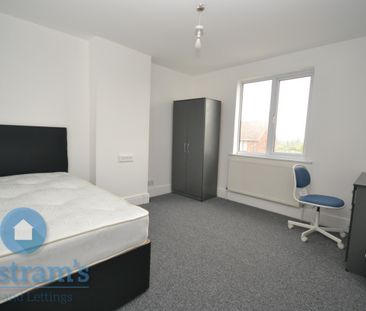 References Pending - 4 bed Semi-Detached House - Photo 5