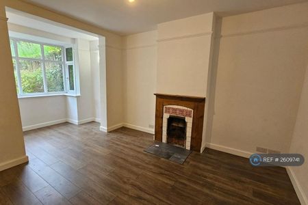 4 bedroom semi-detached house to rent - Photo 3