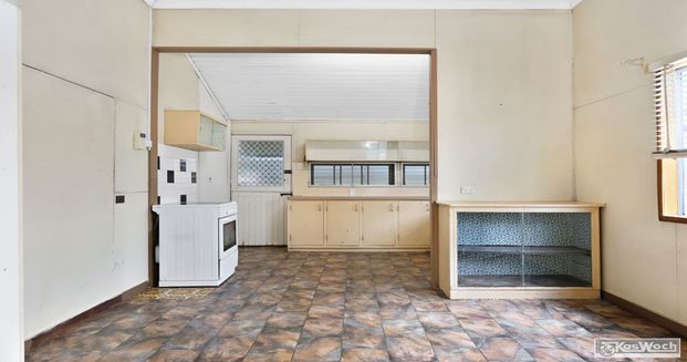 SPACIOUS WELL LOCATED HIGH SET GABLE HOME - 3 BED - STUDY - SUN ROOM - GOOD HEIGHT AND CONCRETE UNDER - - Photo 1