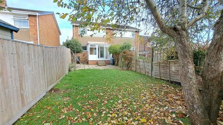 3 bedroom semi-detached house to rent - Photo 2