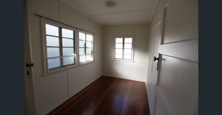 Spacious & Bright Family Home in the Heart of Holland Park - Photo 2