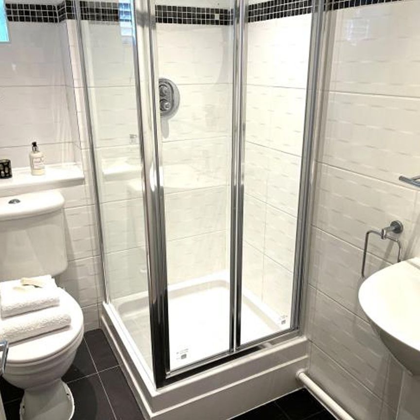 2 Bed Flat, The Pantiles, NW11 - Photo 1