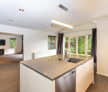 Executive 4 bedroom pet friendly home! - Photo 1