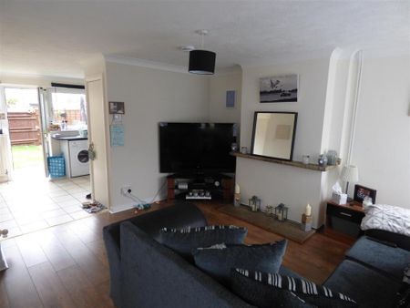 3 bedroom end of terrace house to rent - Photo 2