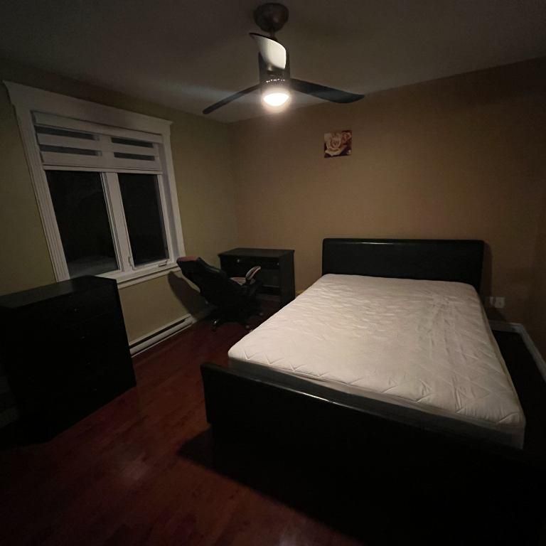 À 700$ /mois Belle grande chambre À LOUER 'immédiat, pour personne seule , meublée ttes les charges incluses hydro et Wifi haute vitesse - Photo 1