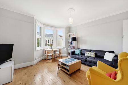 3 bed Flat To Let - Photo 2