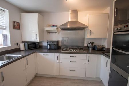 3 bedroom semi-detached house to rent - Photo 4