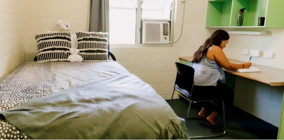 Six Bedroom Apartment - Photo 2