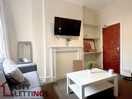 5 Bedroom Mid Terraced House - Photo 3