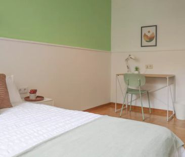 Rooms for rent in 7-bedroom apartment in Cuatro Caminos - Photo 6