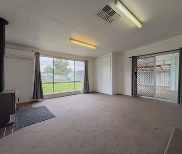 Comfortable Family Living on Ashton Street - Photo 2