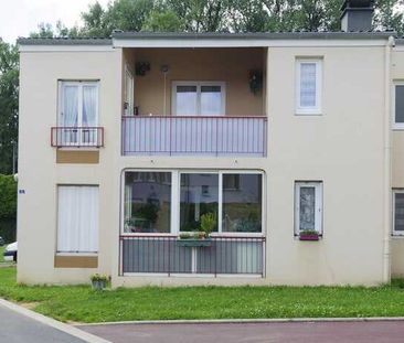 Appartement de Type 4 comprenant : un séjour, une cuisine, une salle de bain, 3 chambres et une loggia. - Photo 2