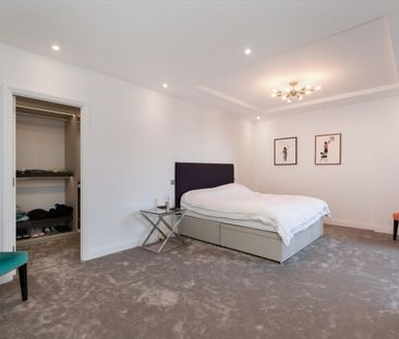 Elegant lateral living within a prestigious development, featuring a substantial terrace and secure underground parking for two cars. - Photo 3