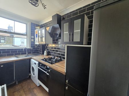 2 Bed Flat, Hermit Road, E16 - Photo 5