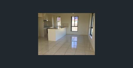 3 Bedroom home - Available in Blacks Beach! - Photo 2