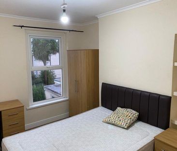 3 bedroom flat to rent - Photo 2