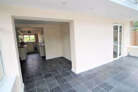 4 bedroom detached house to rent - Photo 3