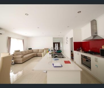 Spacious 4x2 Family Home in Sinagra - Photo 2