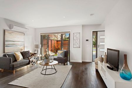 Private Entry with Courtyard – Perfect for Comfortable Living - Photo 4